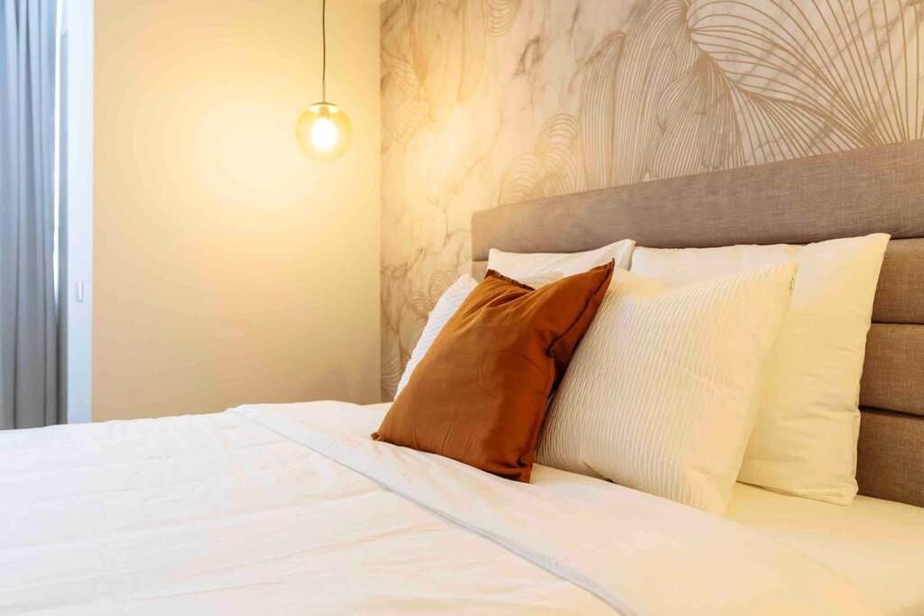 Ferienwohnung Stunning Views 2BR Intercontinental Flat Bukarest Exterior foto