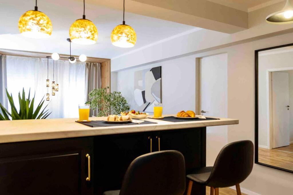 Ferienwohnung Stunning Views 2BR Intercontinental Flat Bukarest Exterior foto