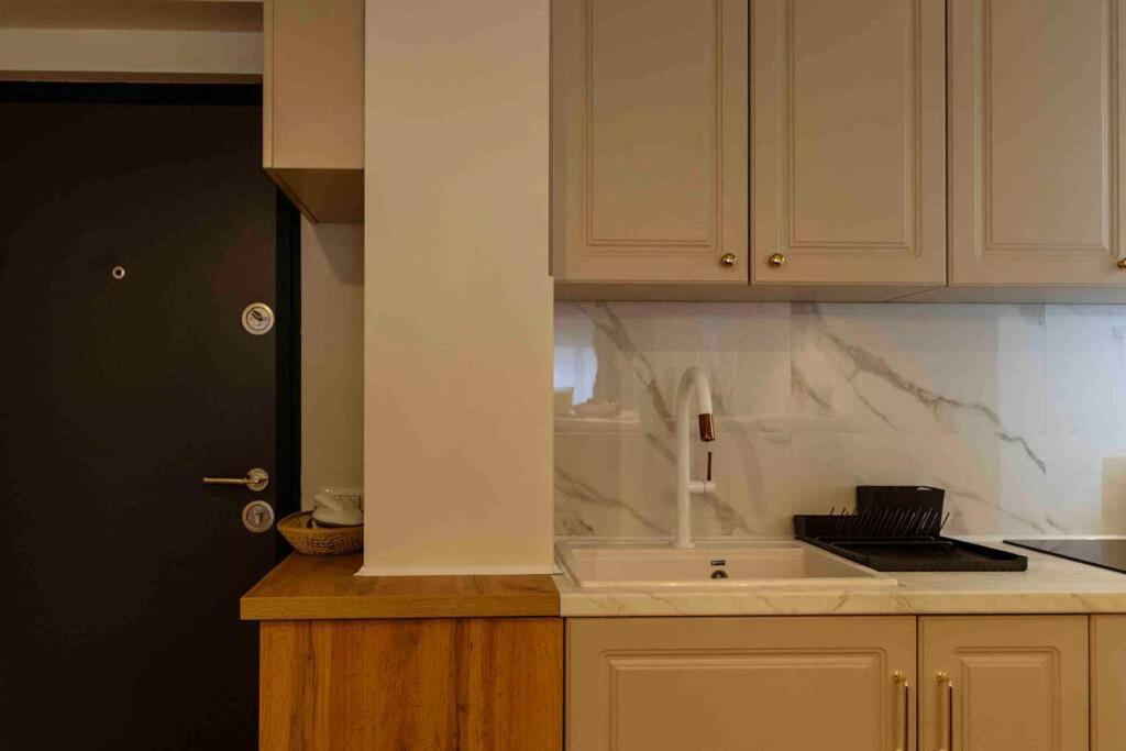 Ferienwohnung Stunning Views 2BR Intercontinental Flat Bukarest Exterior foto