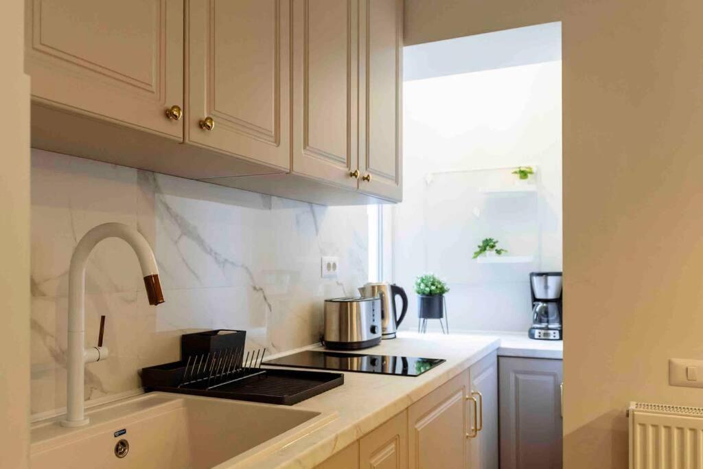 Ferienwohnung Stunning Views 2BR Intercontinental Flat Bukarest Exterior foto